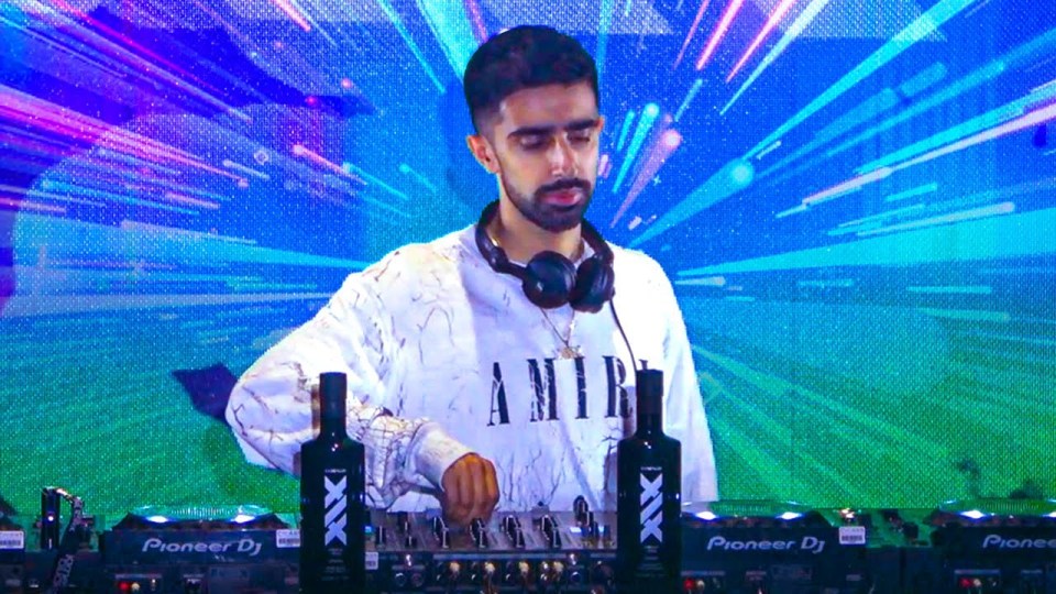 Vikkstar123 DJing.