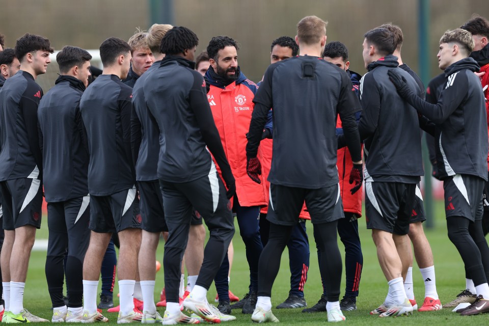 Manchester United manager speaking with players during a training session.