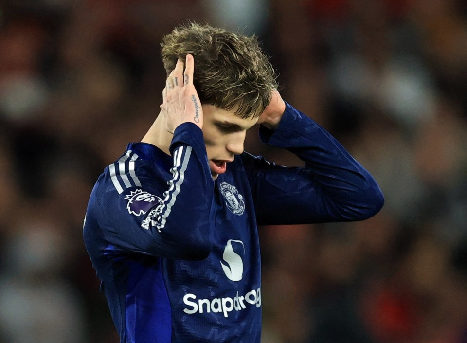 Alejandro Garnacho of Manchester United looking dejected.
