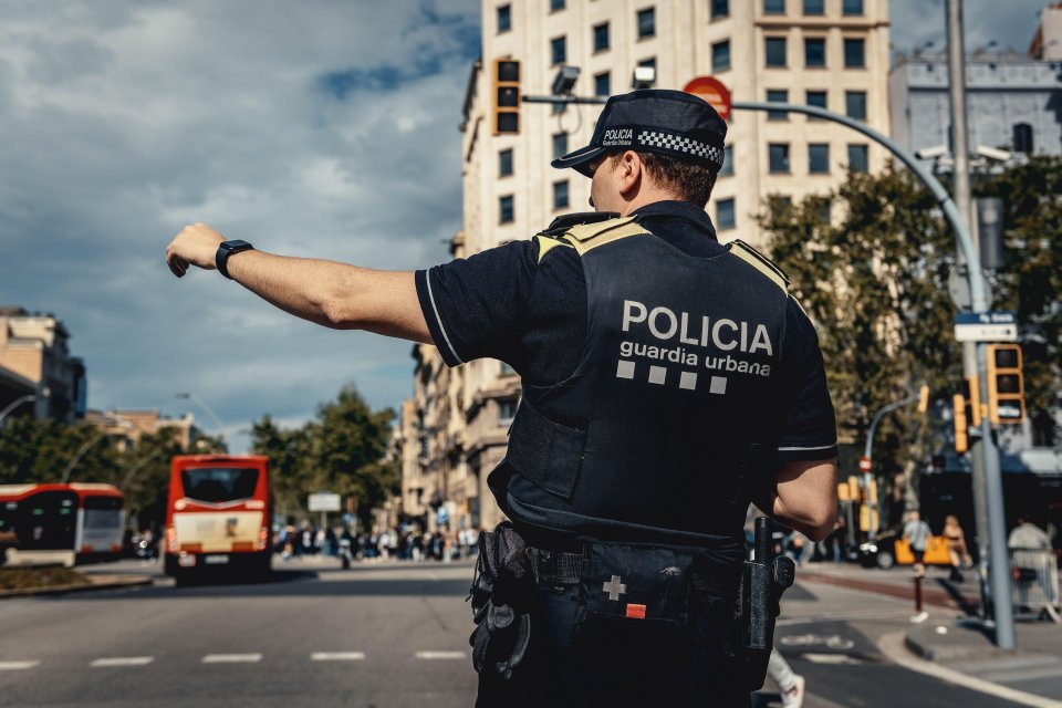 Barcelona city police officer directing traffic during a power outage.