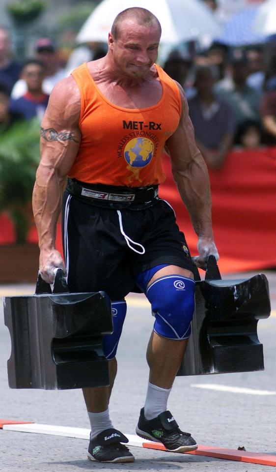 Mariusz Pudzianowski carrying 260 kilograms in the World's Strongest Man competition.