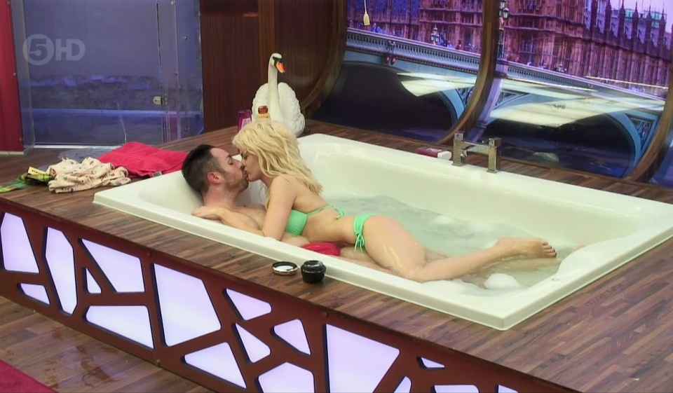 Chloe Jasmine and Stevi Ritchie kissing in a bathtub.