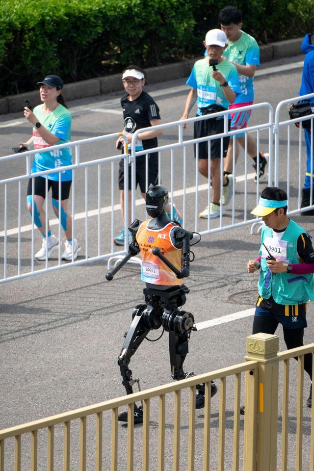 Alamy Live News. 3ATT78M (250419) -- BEIJING, April 19, 2025 (Xinhua) -- Robotic participant "Tiangong Ultra" (Front) competes as engineers run alongside during the Beijing E-Town half-marathon and humanoid robots half-marathon in the Beijing Economic-Technological Development Area in southeast Beijing, China, April 19, 2025. (Xinhua/Fang Xin) This is an Alamy Live News image and may not be part of your current Alamy deal . If you are unsure, please contact our sales team to check.