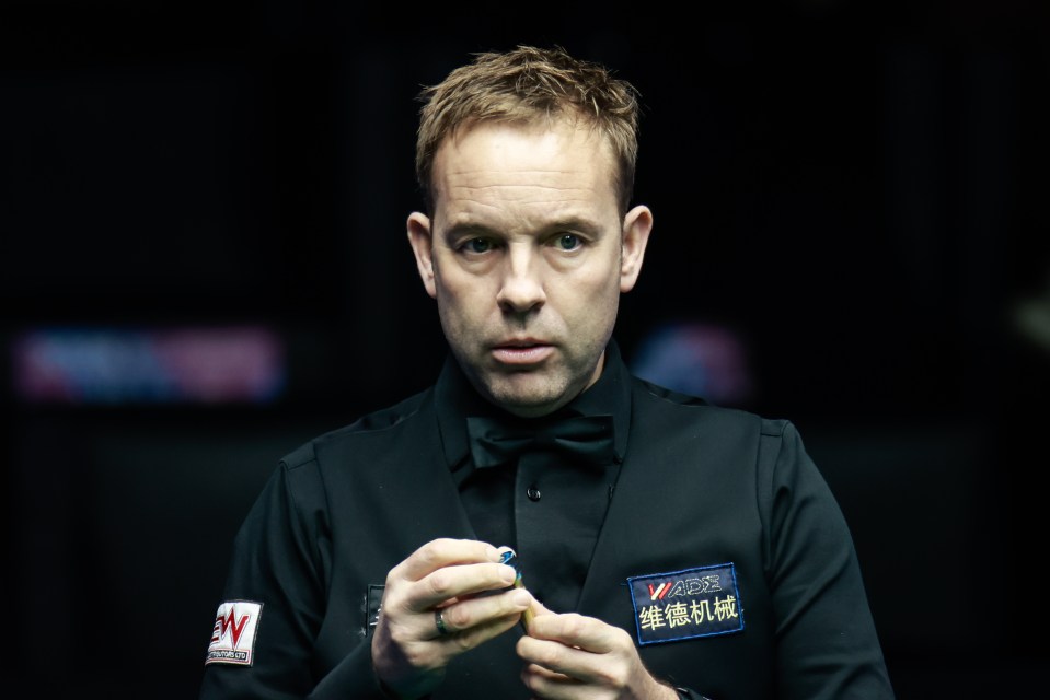 Ali Carter chalking his cue.