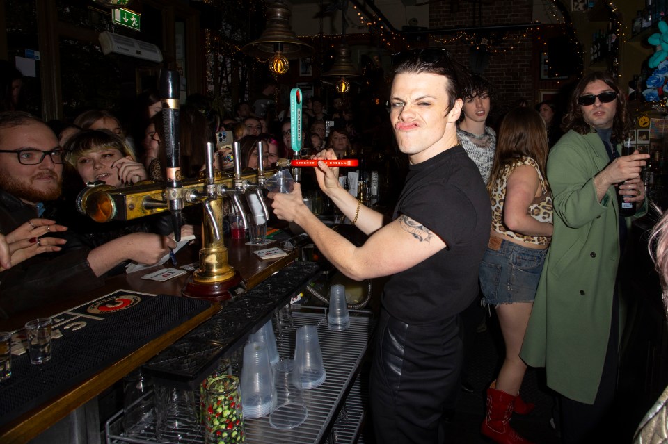 Yungblud pouring pints at a pub.