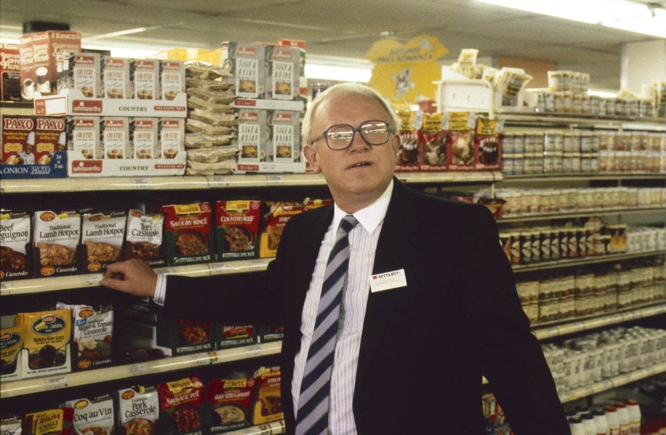 Ken Morley as Reg Holdsworth in a 1989 Coronation Street scene.