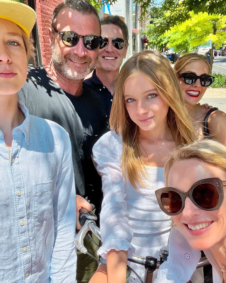 Group photo of Naomi Watts, Liev Schreiber, and their children.