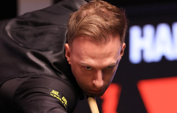 Judd Trump playing snooker.