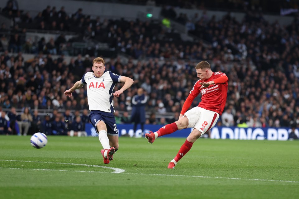 Elliot Anderson of Nottingham Forest scoring a goal.