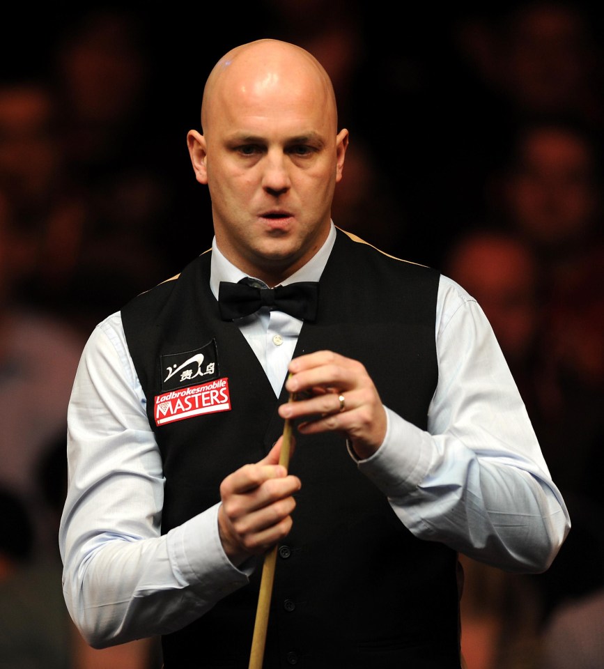 Mark King playing snooker.