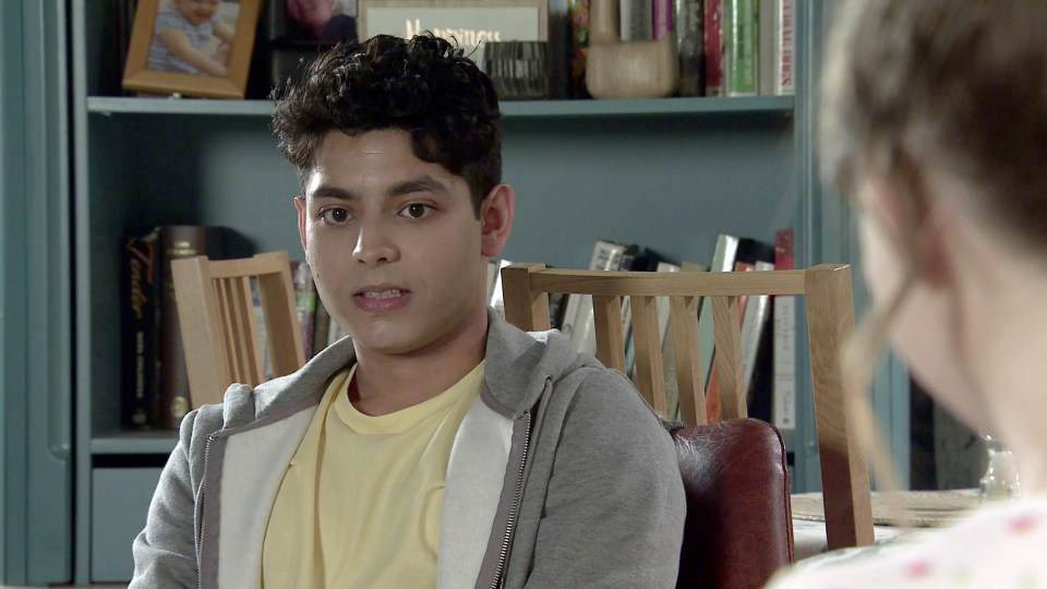 Aadi Alahan from Coronation Street confesses his feelings for Summer Spellman.