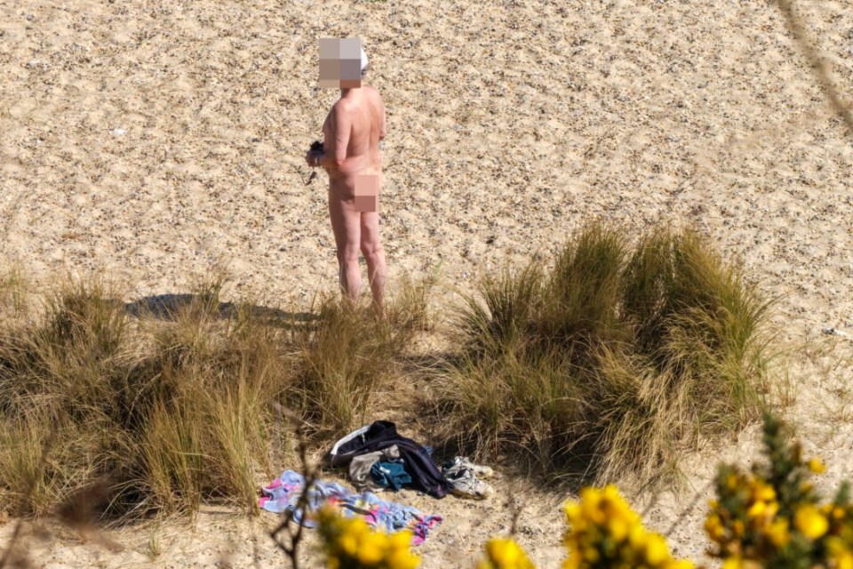 Corton, UK, 12, April,2025..NINTCHDBJOBS000001113580..GVS at Corton Beach near Lowestoft in Suffolk. There were very few people on the beach. A regular family and a few nudists...Photography by Jason Bye.t: +44 7966 173 930.e: mail@jasonbye.com.w: http://www.jasonbye.com
