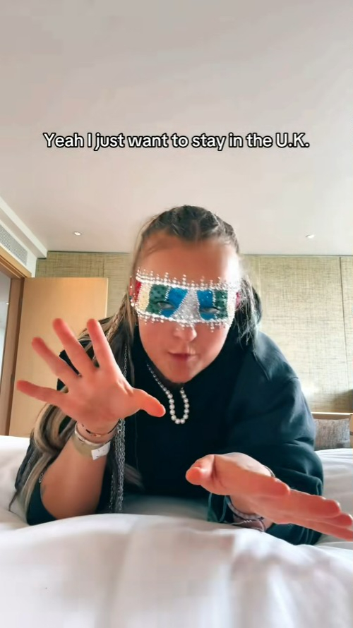 JoJo Siwa wearing a mask, saying she wants to stay in the U.K.