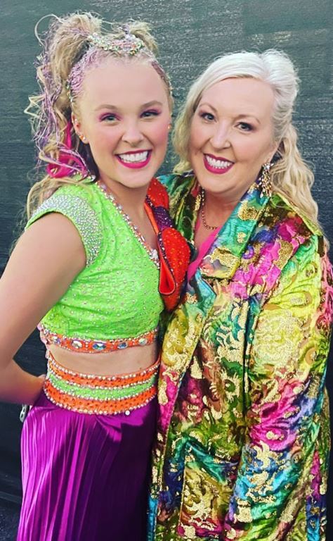 JoJo Siwa and her mother posing together.