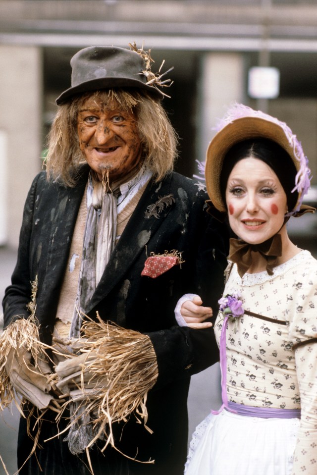 Jon Pertwee as Worzel Gummidge and Una Stubbs as Aunt Sally.