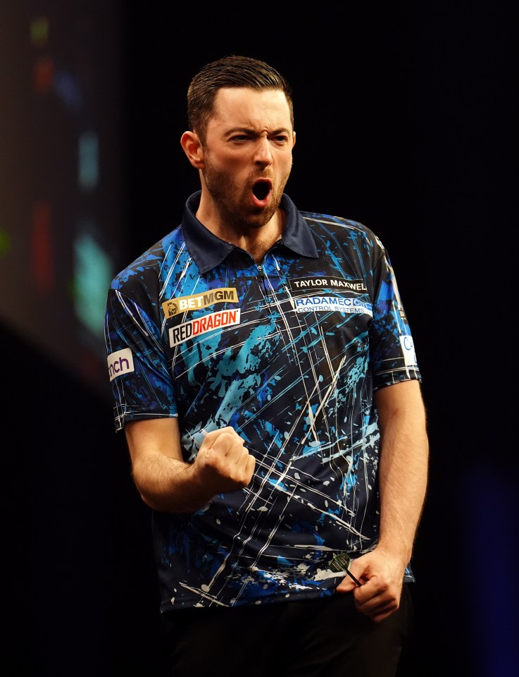 Luke Humphries celebrating a quarter-final win.