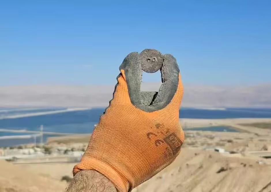 , Huge archaeology breakthrough as 2,200-year-old pyramid discovered in middle of desert, Archaeologists working in the Judean Desert have made headway on an ambitious project to document and preserve important historical sites that have previously been threatened by looting and illegal excavations. Thousands of artefacts have been unearthed through the exploration of over 100 miles of cliffs and 900 caves.