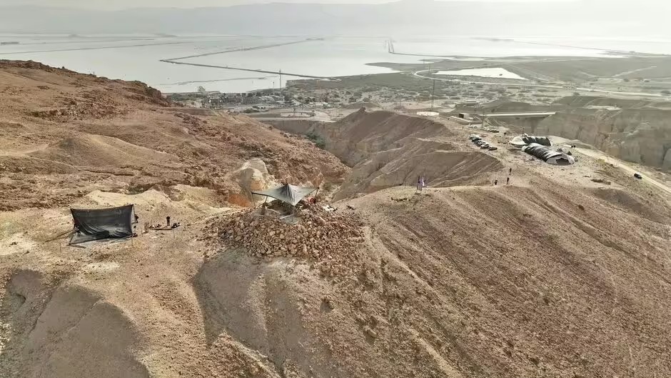 , Huge archaeology breakthrough as 2,200-year-old pyramid discovered in middle of desert, Archaeologists working in the Judean Desert have made headway on an ambitious project to document and preserve important historical sites that have previously been threatened by looting and illegal excavations. Thousands of artefacts have been unearthed through the exploration of over 100 miles of cliffs and 900 caves.