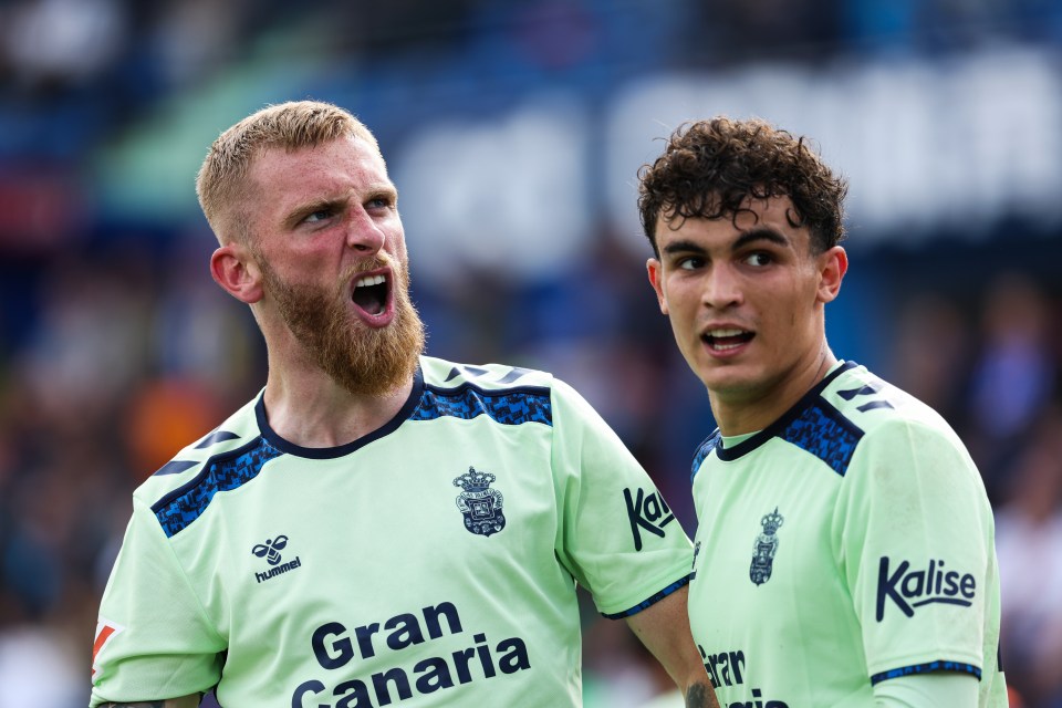Oli McBurnie and a teammate of UD Las Palmas.