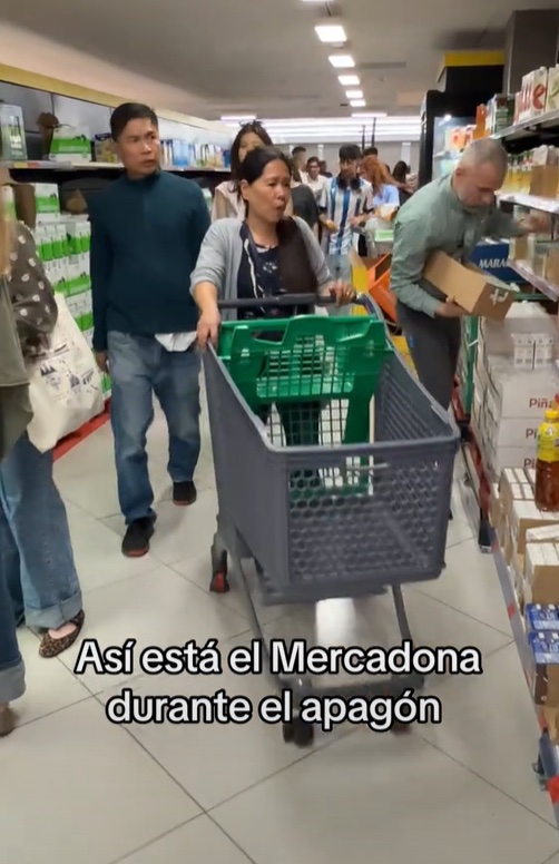 Panic buying in a Mercadona supermarket during a blackout.