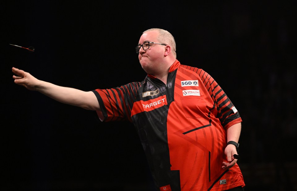Stephen Bunting throwing a dart.