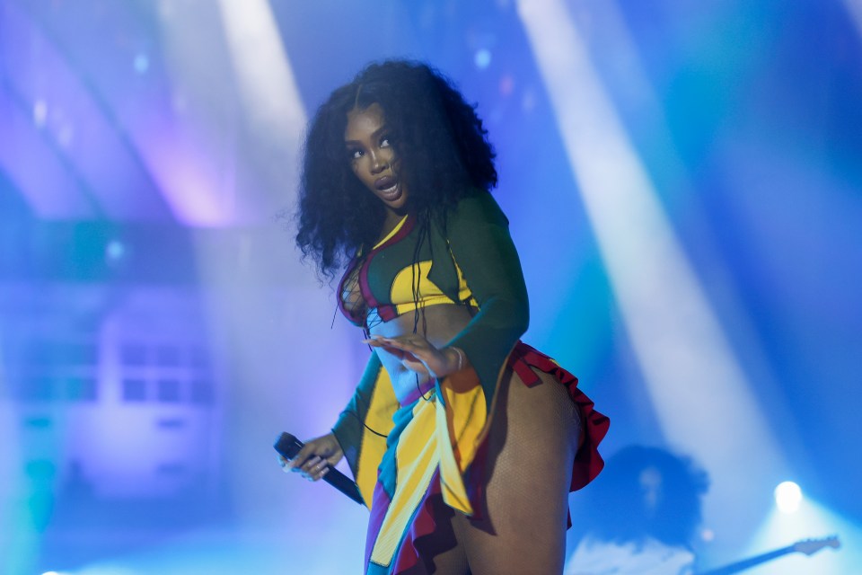 Sza performing on stage.