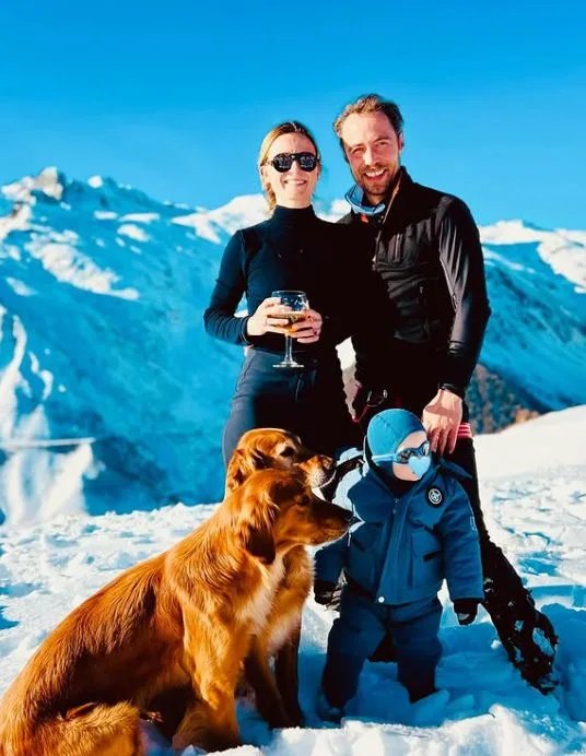 Family with two dogs skiing in the Alps.