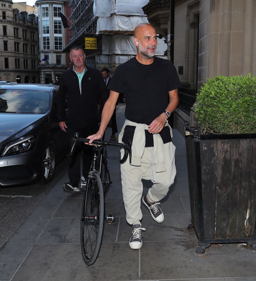 Kevin De Bruyne and his partner leaving a restaurant.