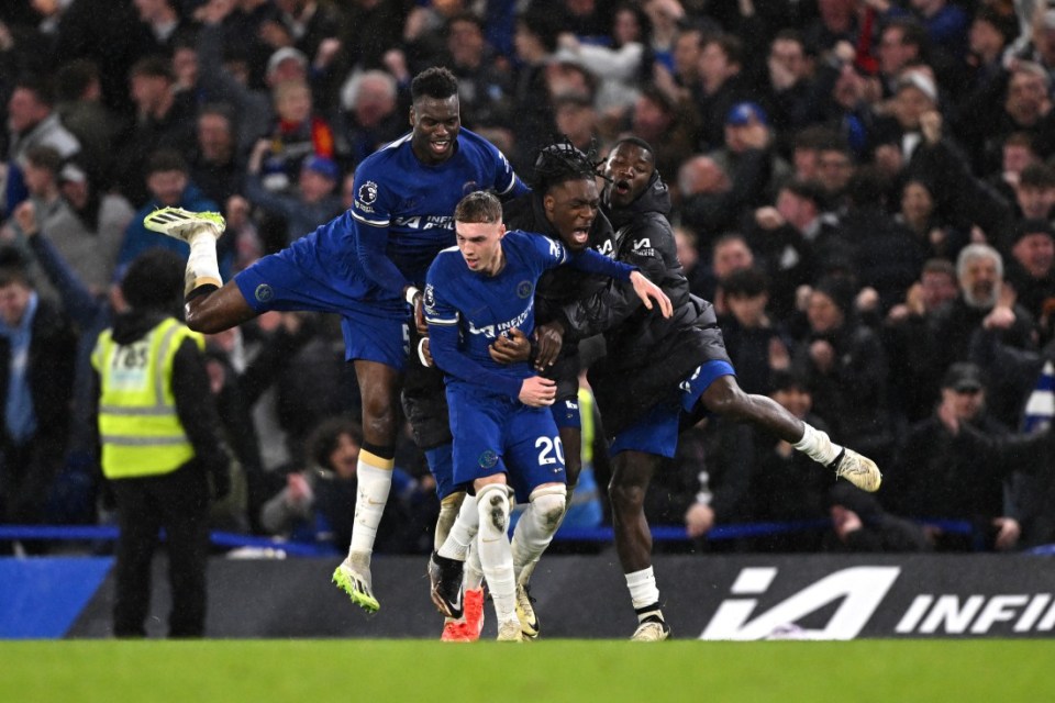 LONDON, ENGLAND - APRIL 04: Cole Palmer of Chelsea celebrates scoring his team's fourth goal with teammates during the Premier League match between Chelsea FC and Manchester United at Stamford Bridge on April 04, 2024 in London, England. (Photo by Mike Hewitt/Getty Images) (Photo by Mike Hewitt/Getty Images)