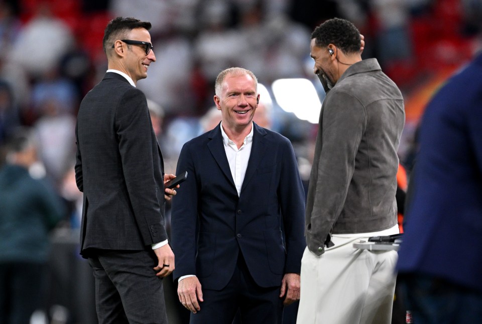 BILBAO, SPAIN - MAY 21: Dimitar Berbatov, Paul Scholes and Rio Ferdinand, former players of Manchester United, share a joke prior to the UEFA Europa League Final 2025 between Tottenham Hotspur and Manchester United at Estadio de San Mames on May 21, 2025 in Bilbao, Spain. (Photo by Justin Setterfield/Getty Images)