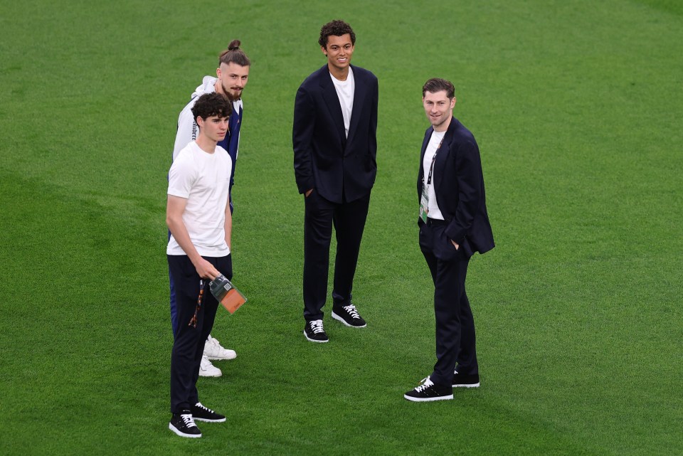 Soccer Football - Europa League - Final - Tottenham Hotspur v Manchester United - San Mames, Bilbao, Spain - May 21, 2025 Tottenham Hotspur's Archie Gray, Tottenham Hotspur's Radu Dragusin, Tottenham Hotspur's Brennan Johnson and Tottenham Hotspur's Ben Davies on the pitch before the match REUTERS/Juan Medina