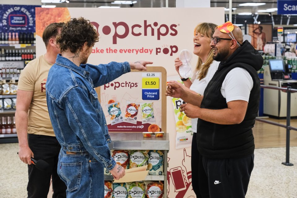 British singer-songwriter and popchips ambassador, Tom Grennan, surprises fans at Tesco<br />
Bedford during a blind taste test event. Tom presented lucky participants with VIP tickets to a<br />
special popchips event in May. Picture date: 9 th May, 2025. 72Point.