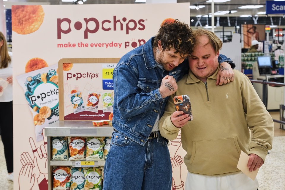 British singer-songwriter and popchips ambassador, Tom Grennan, surprises fans at Tesco<br />
Bedford during a blind taste test event. Tom presented lucky participants with VIP tickets to a<br />
special popchips event in May. Picture date: 9 th May, 2025. 72Point.