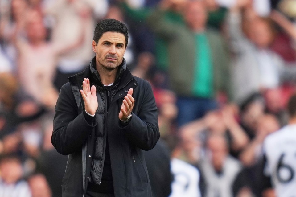 Mikel Arteta applauding.