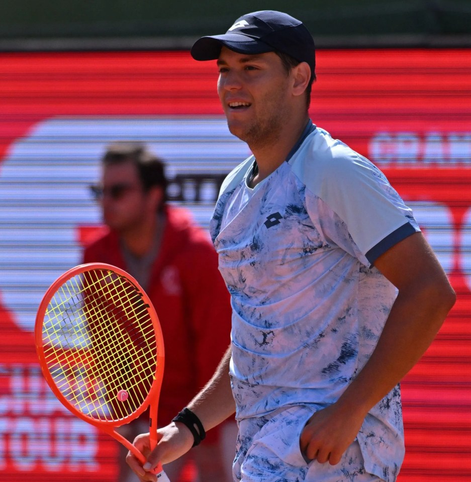 Pavel Kotov playing tennis.