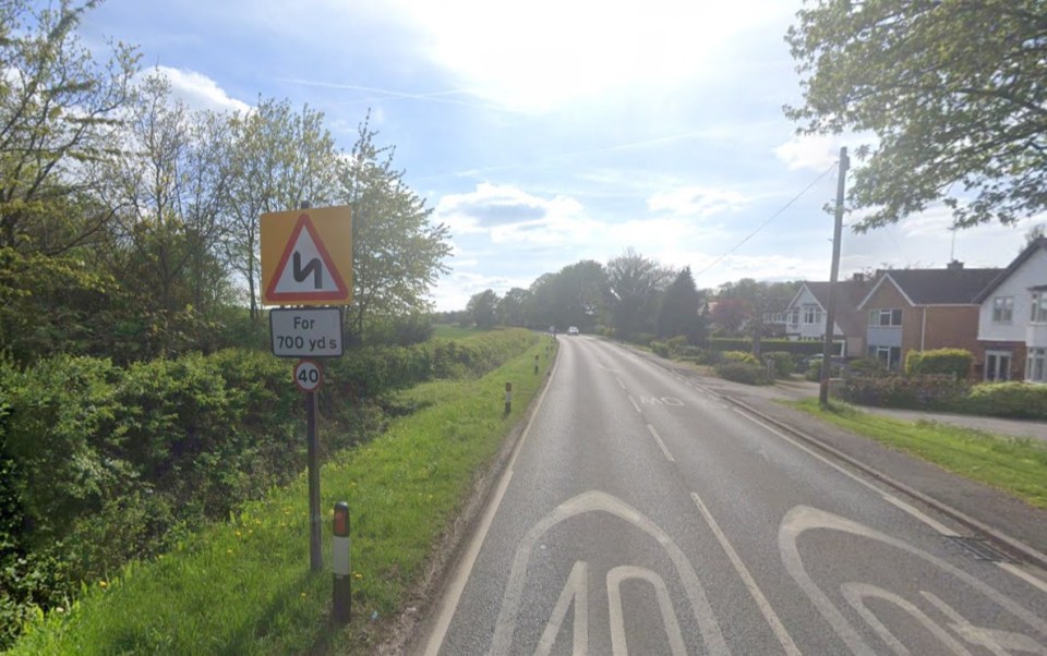Cotgrave Road, Tollerton: Road sign indicating bends ahead for 700 yards, with a 40 mph speed limit.