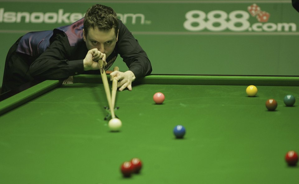 David Gray playing snooker.