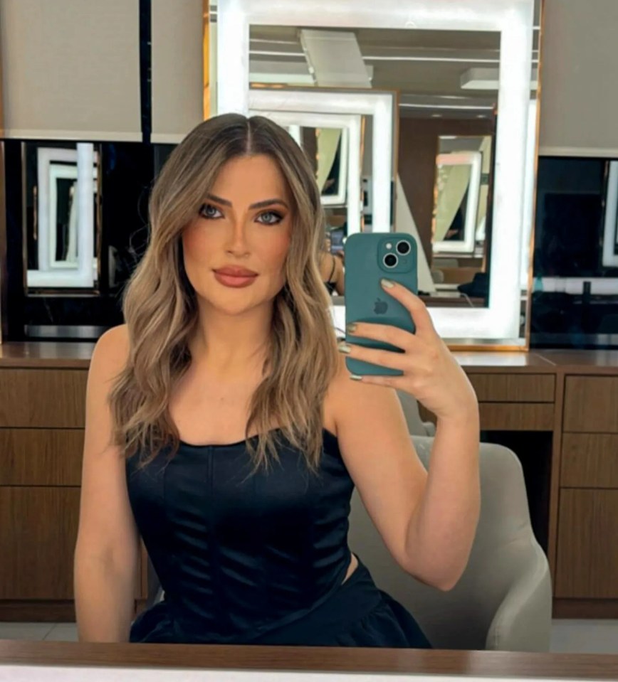 Photo of Amanda Borges da Silva taking a selfie.