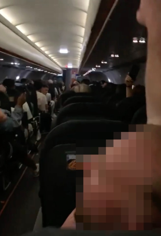 Video of noisy passengers on a crowded airplane.