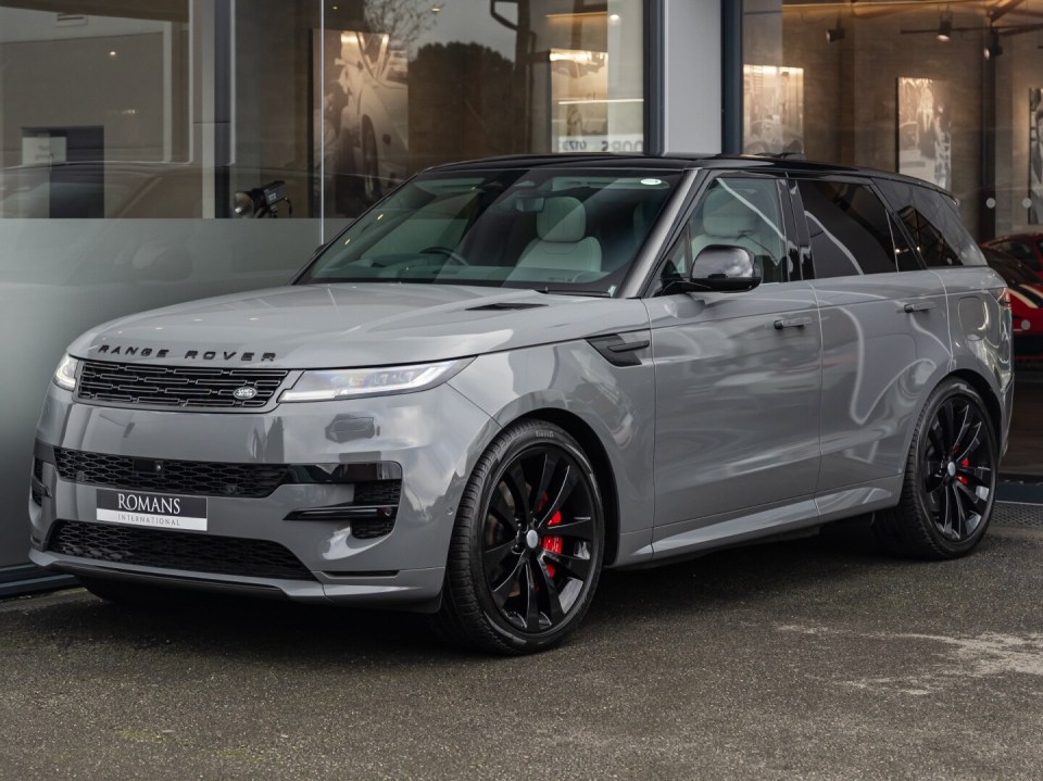 Gray 2024 Range Rover Sport P550e.