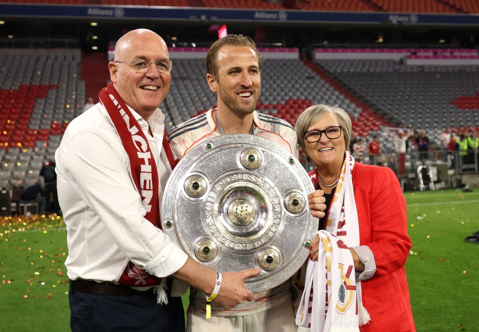 Harry Kane with his parents and the Meisterschale trophy.
