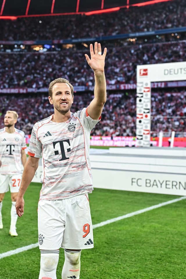 Harry Kane of Bayern München waving to the crowd.