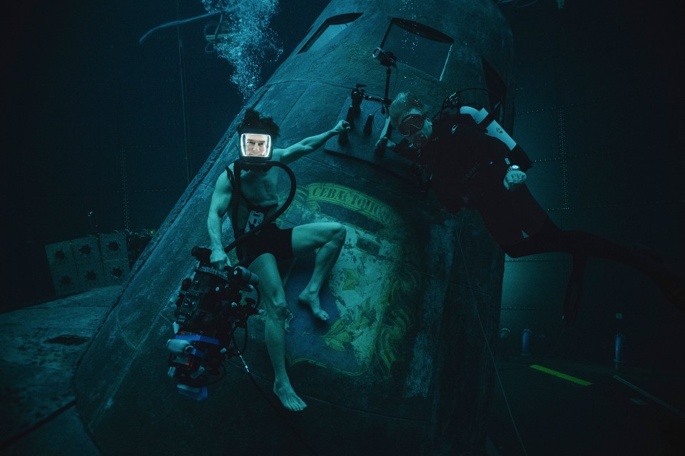 Tom Cruise and Christopher McQuarrie filming underwater scene for Mission: Impossible.