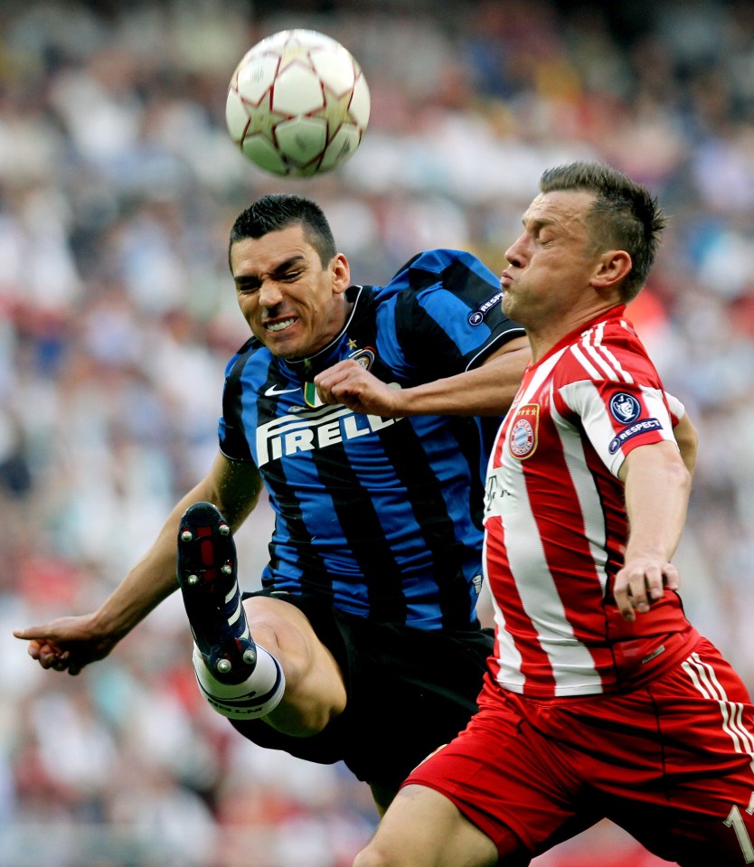 Inter Milan's Lucio and Bayern Munich's Olic vying for the ball during a Champions League match.