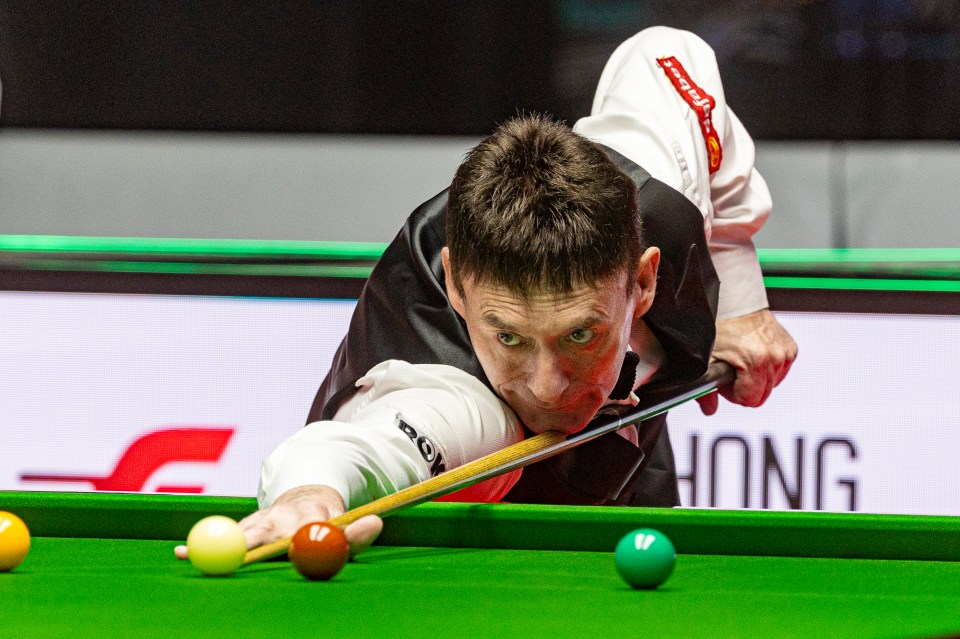 Jimmy White playing snooker.