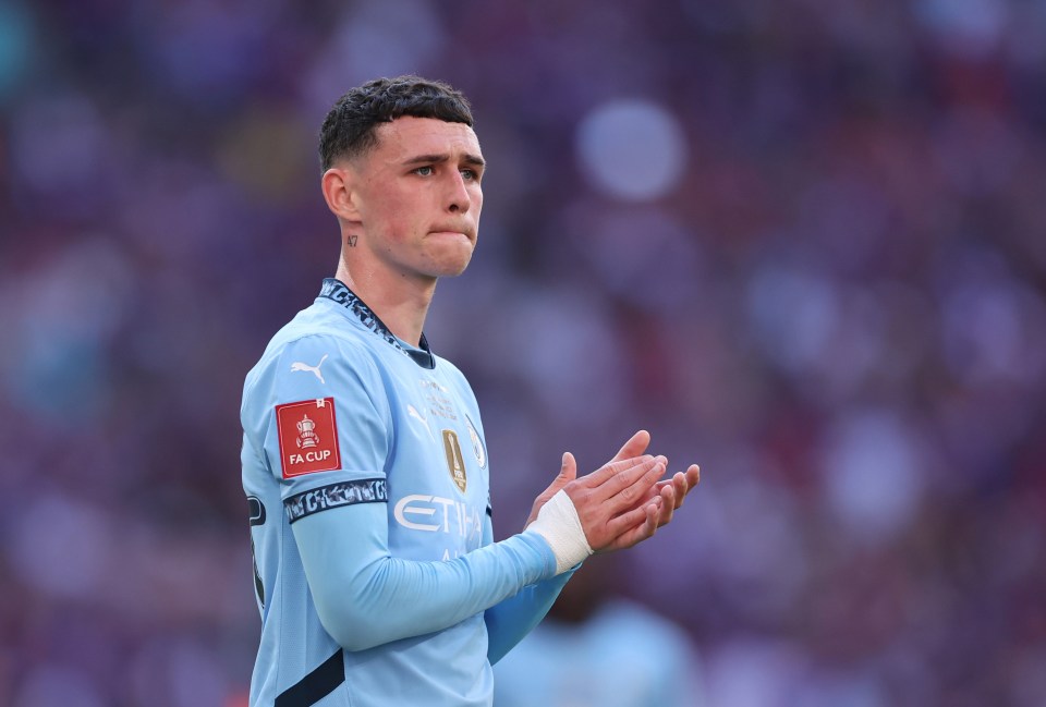 Phil Foden of Manchester City applauding.