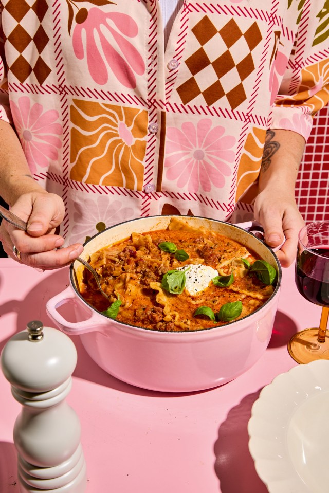 Lasagna soup in a pink pot.