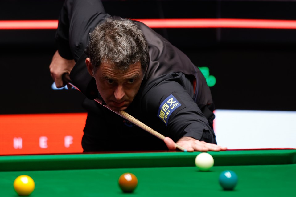 Ronnie O'Sullivan playing snooker.