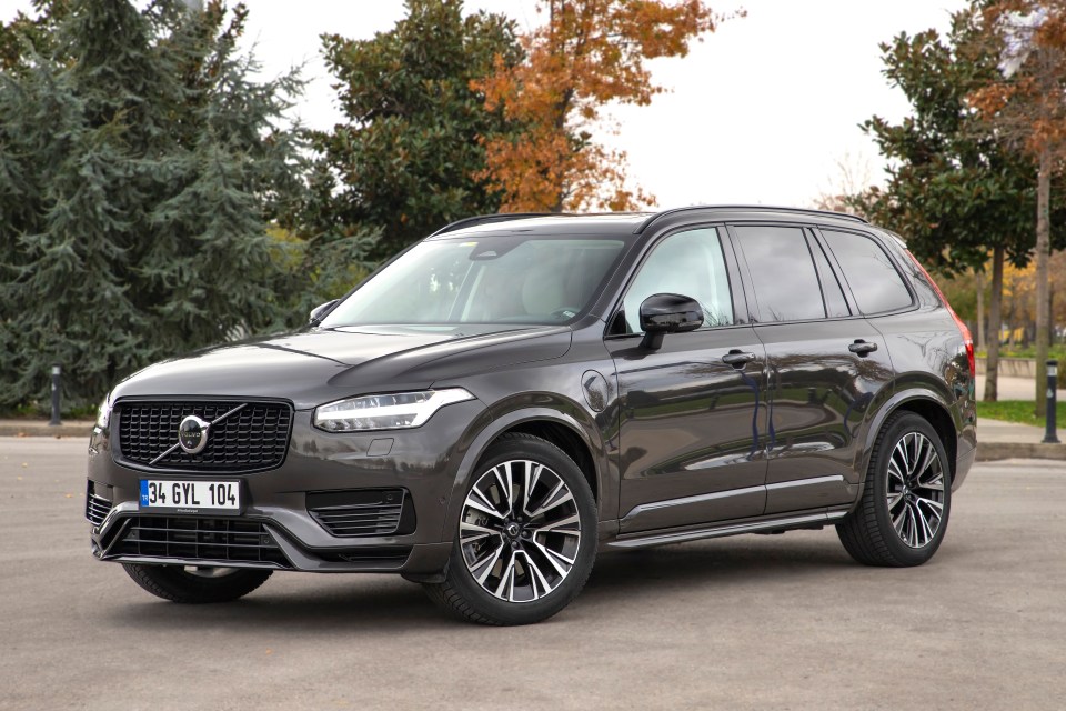 Front view of a dark gray Volvo XC90 Recharge plug-in hybrid SUV.