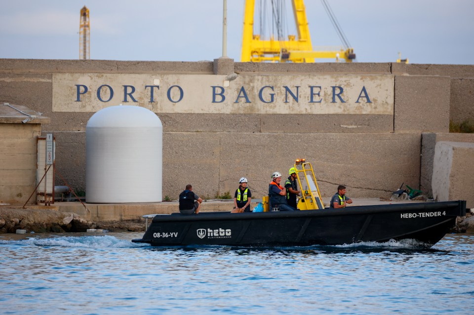 Workers on a boat at Porto Bagnera.